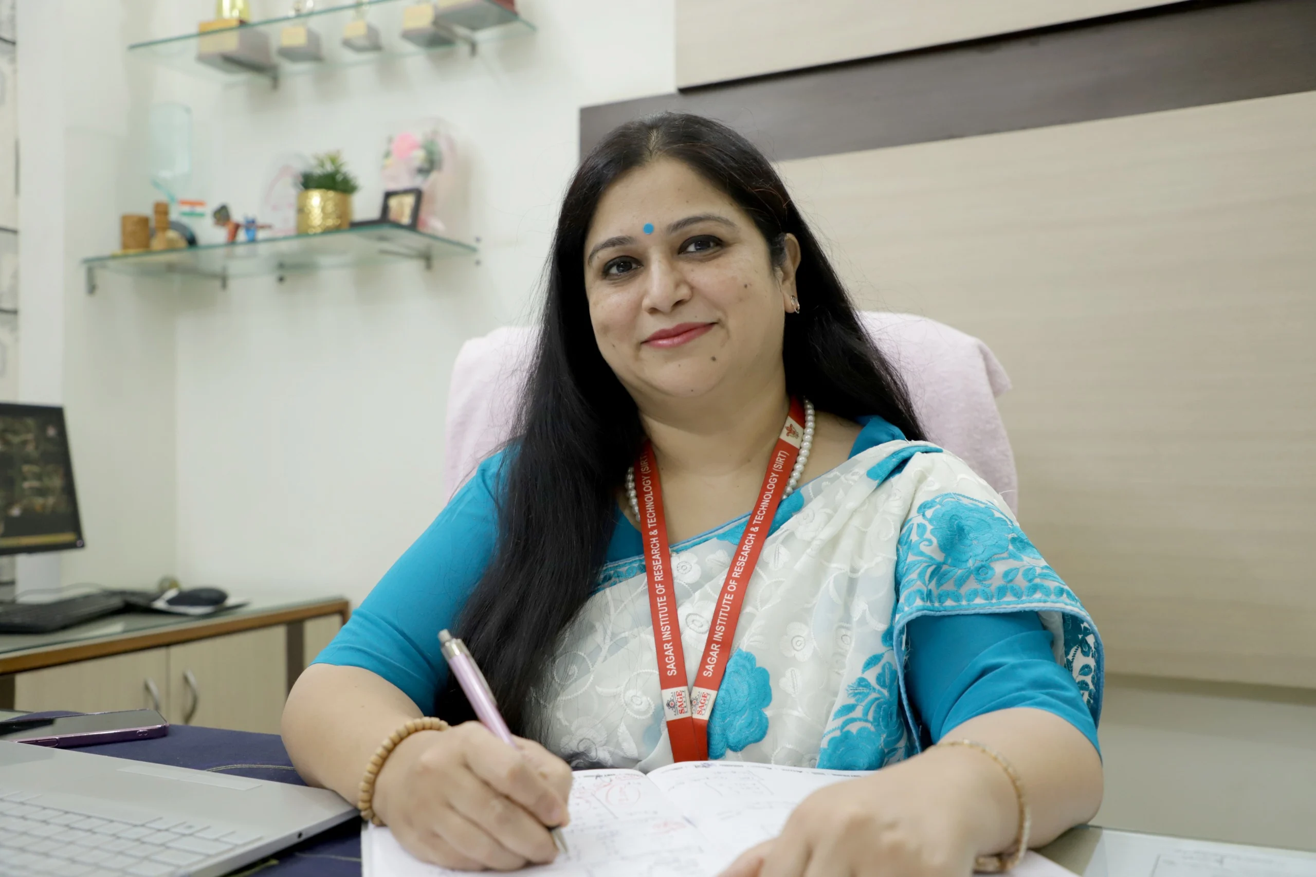 Dr Minal Saxena